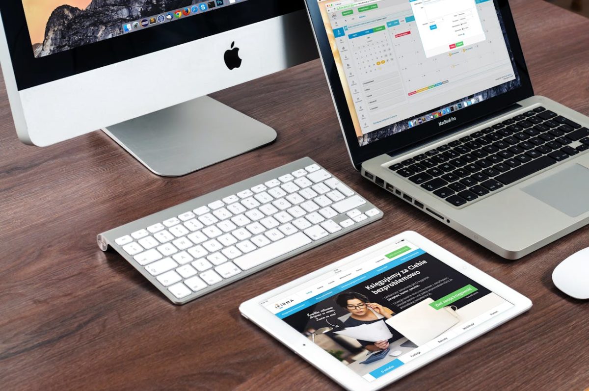 Layar PC laptop dan tablet ilustrasi artikel Jasa Desain Website UI UX Profesional: Kunci 'Etalase Digital' Anda Memukau & Mengkonversi
