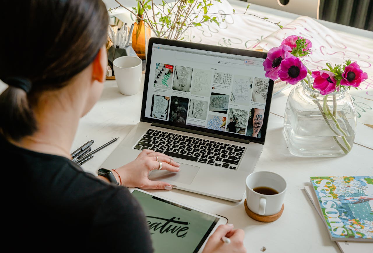 Ilustrasi social media specialist untuk artikel Manfaat Social Media Specialist untuk Pertumbuhan Bisnis Anda