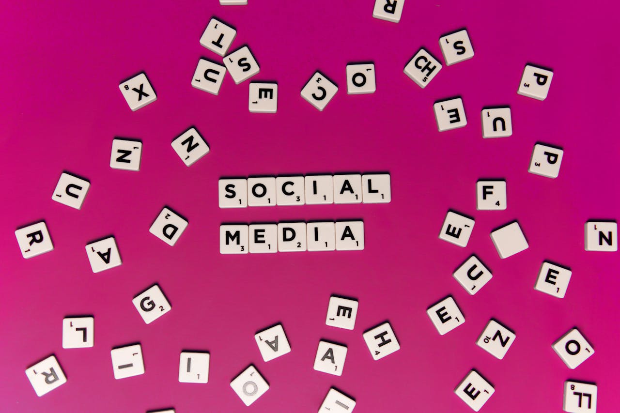 Ilustrasi social media dengan scrabble untuk artikel Manfaat Social Media Specialist untuk Pertumbuhan Bisnis Anda