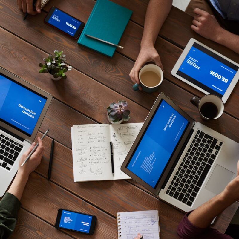 Soft Skill Komunikasi: Mengapa Copywriter dan Developer Wajib Jago Menerjemahkan Ide Klien?